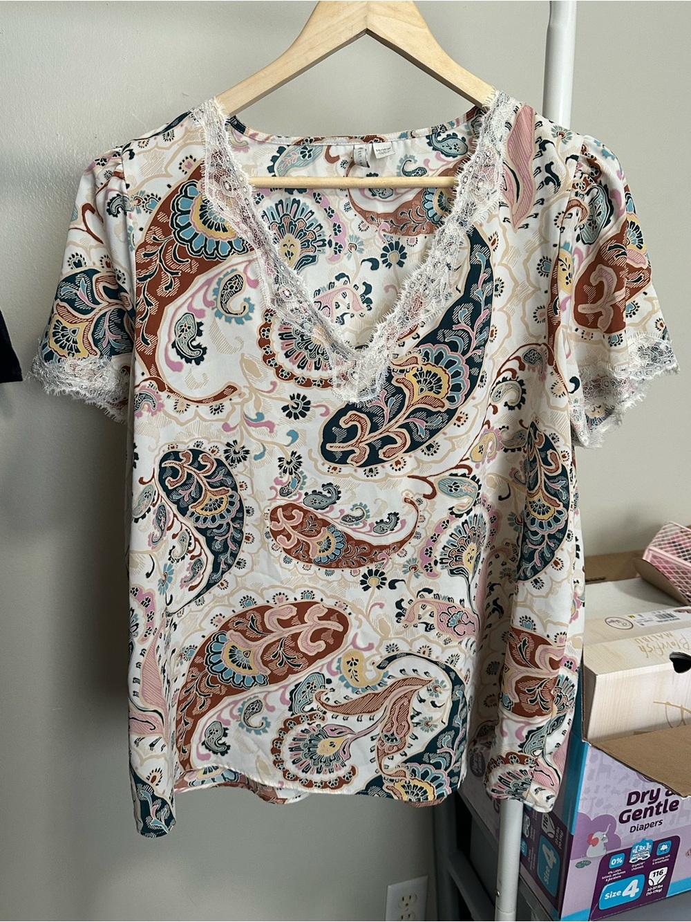 White paisley printed v neck shortsleeve blouse with lace trimming size 14/16W